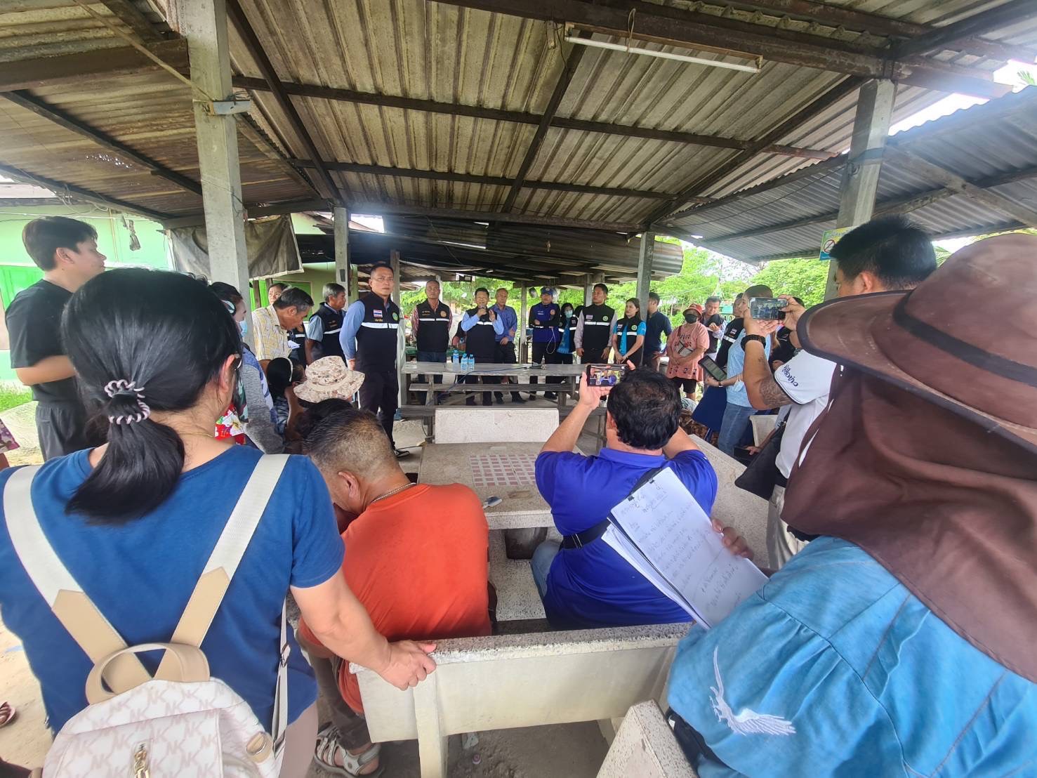 ชาวบ้านสุดทนรวมตัวร้องเรียนหลังทนกับกลิ่นขี้ไก่มานาน :ข่าวทั่วไทย.com