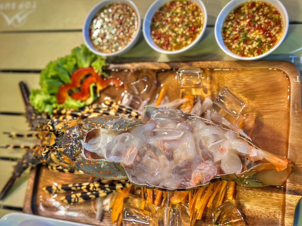 เมนูภัตตาคารราคาข้างถนน .. กุ้งยักษ์ กุ้งมังกรเจ็ดสี กุ้งแม่น้ำ ราคาถูกจับต้องได้ : ข่าวทั่วไทย.com