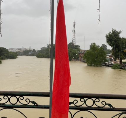 จันทบุรี // ขึ้นธงแดง เตือนเขตเศรษฐกิจเมืองจันท์ เฝ้าระวังน้ำล้นตลิ่ง: ข่าวทั่วไทย.com