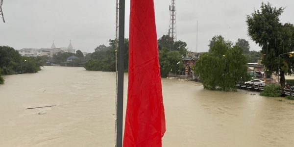จันทบุรี // ขึ้นธงแดง เตือนเขตเศรษฐกิจเมืองจันท์ เฝ้าระวังน้ำล้นตลิ่ง: ข่าวทั่วไทย.com