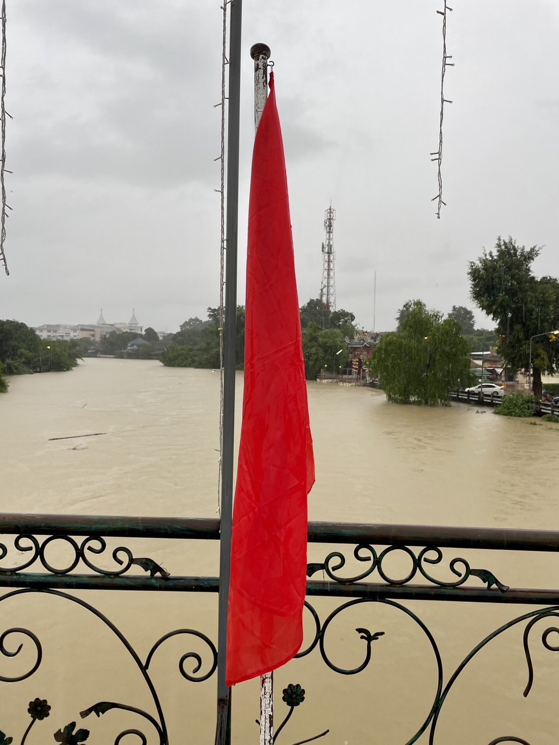 จันทบุรี // ขึ้นธงแดง เตือนเขตเศรษฐกิจเมืองจันท์ เฝ้าระวังน้ำล้นตลิ่ง: ข่าวทั่วไทย.com