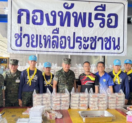 จันทบุรี // กองบัญชาการป้องกันชายแดนจันทบุรีและตราด จัดรถครัวสนามลงพื้นที่ช่วยเหลือประชาชนที่ได้รับผลกระทบจากน้ำท่วมในพื้นที่อำเภอขลุง :ข่าวทั่วไทย.com