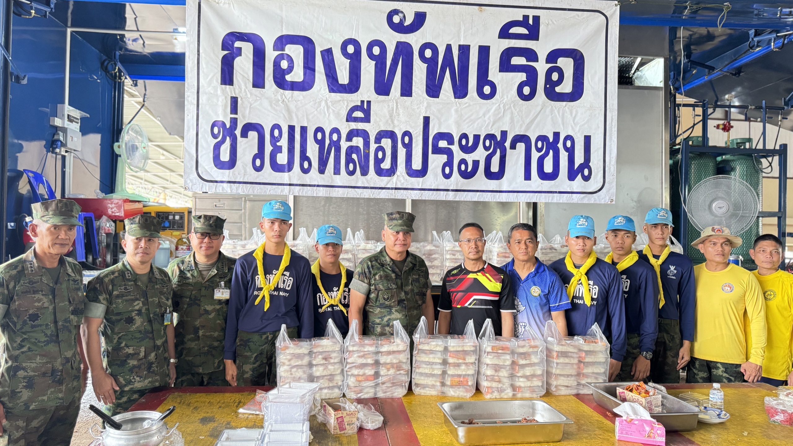 จันทบุรี // กองบัญชาการป้องกันชายแดนจันทบุรีและตราด จัดรถครัวสนามลงพื้นที่ช่วยเหลือประชาชนที่ได้รับผลกระทบจากน้ำท่วมในพื้นที่อำเภอขลุง :ข่าวทั่วไทย.com